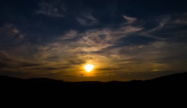 dağlar üzerinde günbatımı manzara