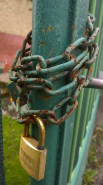 eski bir çit üzerinde zincir kilidi