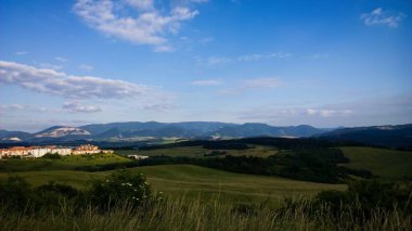Gündüzleri güzel dağ manzarası