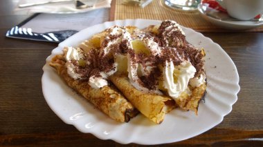 Sos ve fındıklı elmalı kek.