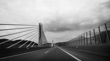 Backgroun 'daki köprüde. Slovakya