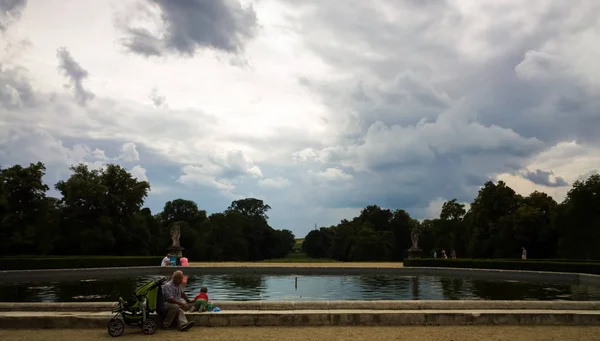 People Resting Fountain City — ストック写真