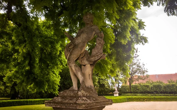 Статуя Прекрасному Парку Заході Сонця Фоні — стокове фото