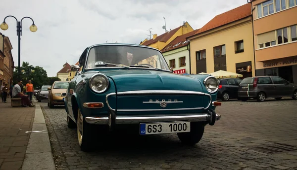 Vecchia Auto Nella Strada Della Città — Foto Stock