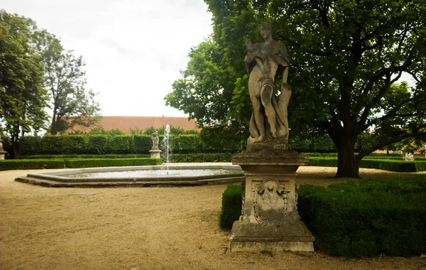 Статуя Красивом Парке Закате Заднем Плане — стоковое фото