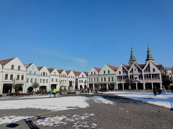 Byggnader Kyrka Och Stad Solig Dag Med Moln Himlen Slovakien — Stockfoto