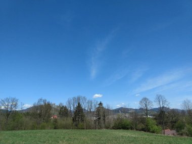 Tepelerve kasabaüzerinde gün doğumu ve gün batımı. Slovakya