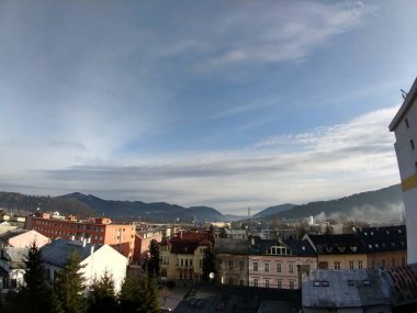 Arkadaki modern binalar