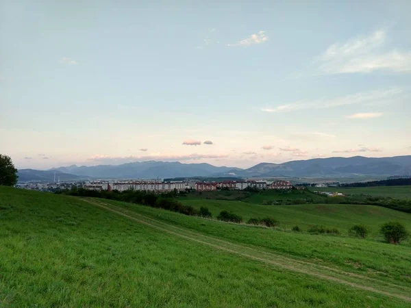 Sonnenaufgang Und Sonnenuntergang Über Den Hügeln Und Der Stadt Slowakei — Stockfoto