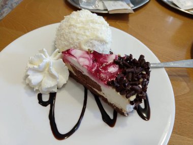 Çikolatalı ve çırpılmış kremalı kek. 