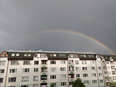 Gökkuşağı ve gökkuşağı ile çatıya bak.