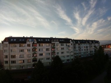 Avrupa kenti üzerinde bulutlu bir gökyüzü