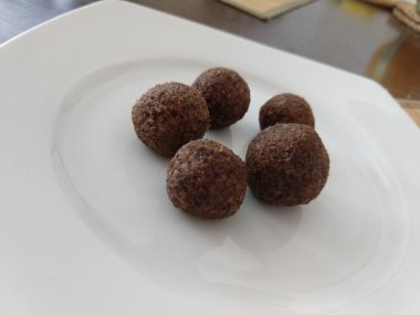 Beyaz tabakta çikolata truffles 