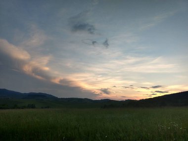 Dağ çayırında gün batımı. Slovakya