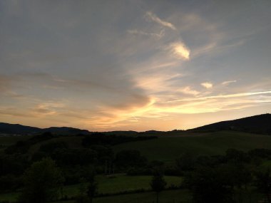 Dağ çayırında gün batımı gökyüzü