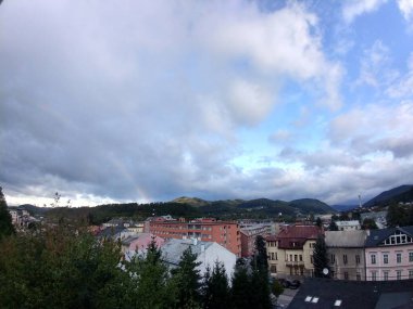 Avrupa kenti üzerinde bulutlu bir gökyüzü