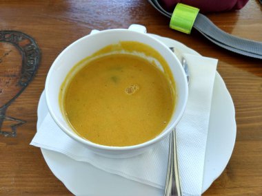 Tabaktaki çorba ahşap masada