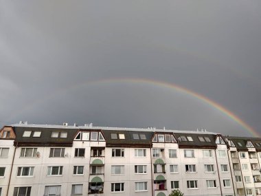 Gökkuşağı ve gökkuşağı ile çatıya bak.