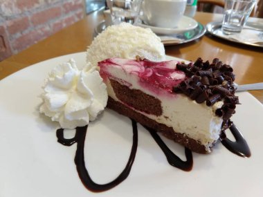 Çikolatalı ve çırpılmış kremalı kek. 