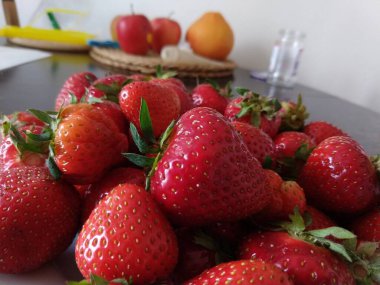 Beyaz tabakta kırmızı tatlı çilekler