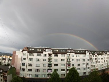 Gökkuşağı ve gökkuşağı ile çatıya bak.