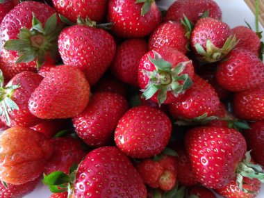 Beyaz tabakta kırmızı tatlı çilekler