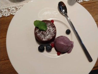 Çilek plaka ile çikolatalı kek