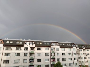 Gökkuşağı ve gökkuşağı ile çatıya bak.