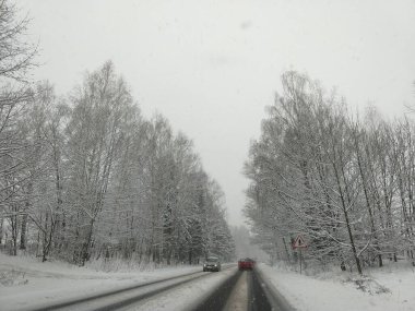 Kışın derin kar altında yol. Slovakya