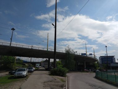  Yeşil ağaçlar ve mavi gökyüzü olan şehir manzarası