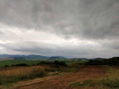Bulutlu bir günde kırsal alan