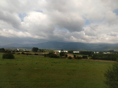 Dağlardaki şehrin yakınındaki çayır manzarası