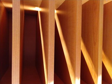 Güneşli arkaplanı olan ahşap doku.