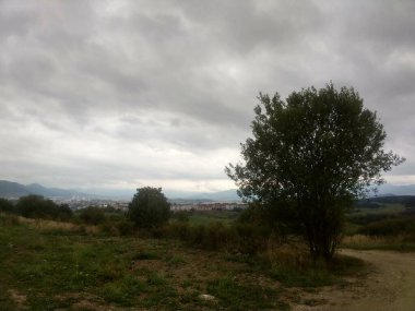 Bulutlu bir günde kırsal alan