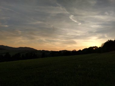 Dağ çayırında gün batımı gökyüzü 