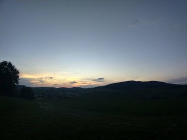 Güneşli bir dağ manzarası