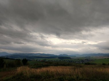 Bulutlu bir günde kırsal alan