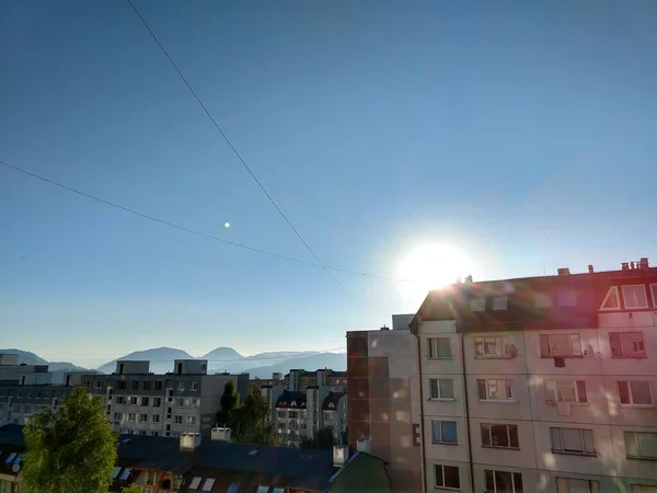 Zonnige Lucht Boven Europese Stad — Stockfoto