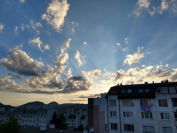 Molnig Himmel Över Den Europeiska Staden — Stockfoto