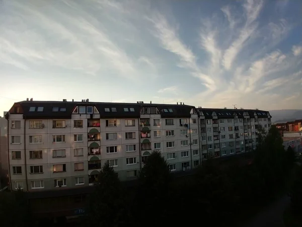 Bewölkter Himmel Über Der Europäischen Stadt — Stockfoto