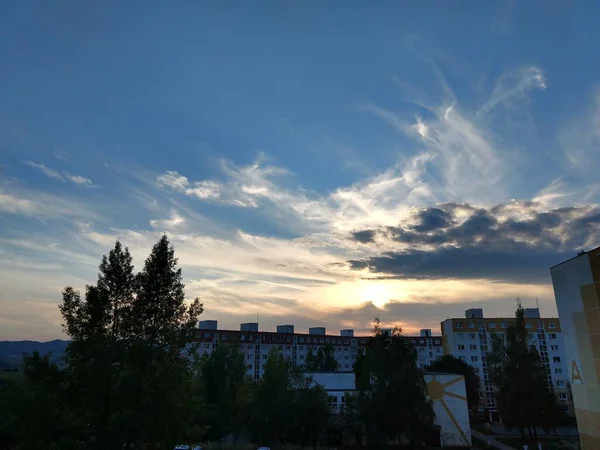 ヨーロッパの街中の夕焼け空 — ストック写真