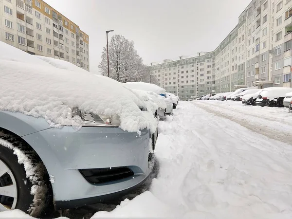 Взимку Машини Покриті Снігом Парковці Словаччина — стокове фото