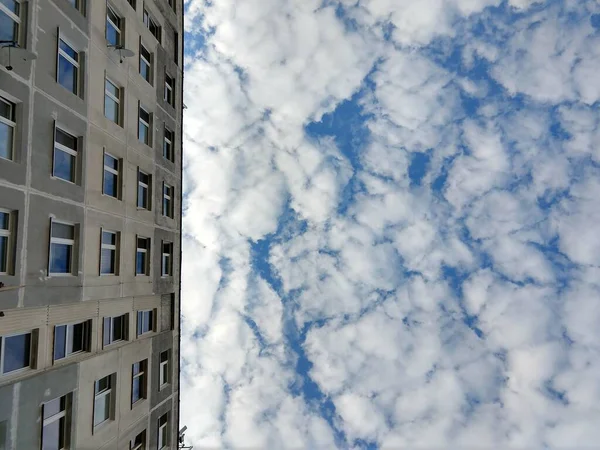 ヨーロッパの都市の上に曇った空 — ストック写真