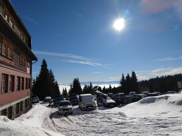 Auto Geparkeerd Buurt Van Hotel Het Winterseizoen — Stockfoto