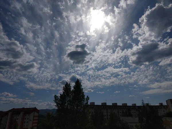 Облачное Небо Над Европейским Городом — стоковое фото