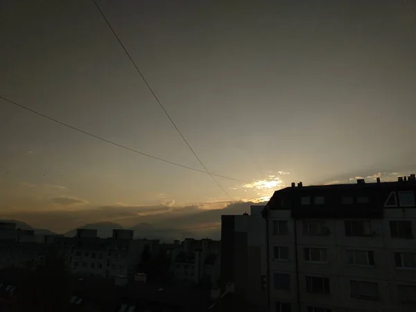 ヨーロッパの街中の夕焼け空 — ストック写真