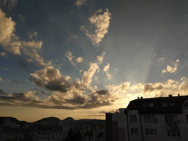 Molnig Himmel Över Den Europeiska Staden — Stockfoto