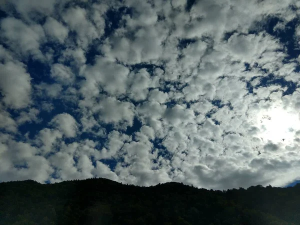 Céu Nublado Sobre Floresta Montanha — Fotografia de Stock