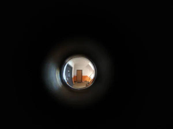 Dziura Drzwiach Mieszkania Zbliżenie — Zdjęcie stockowe
