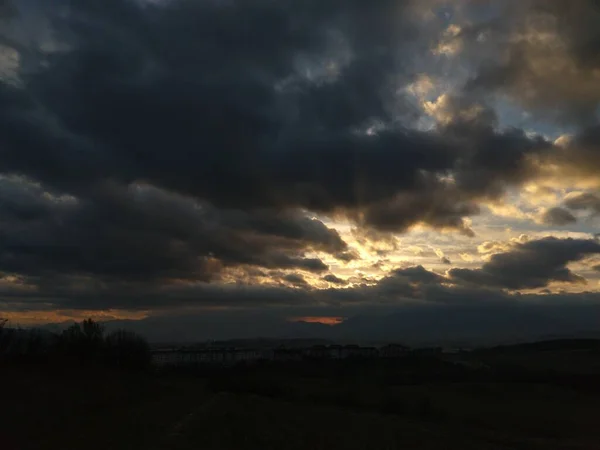 Blick Auf Die Stadt Mit Grünen Bäumen Und Sonnenuntergang — Stockfoto